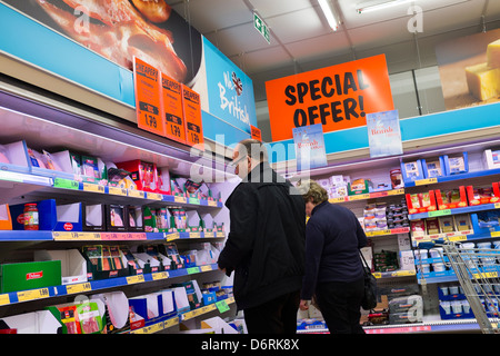 Un couple homme femme l'achat d'aliments dans une succursale de supermarché discount Lidl UK Banque D'Images