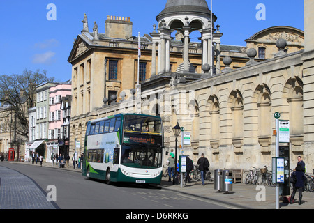 Hybride électrique double deck bus dans High Street, Oxford à l'extérieur de la Queen's College, une partie de l'Université d'Oxford. Banque D'Images