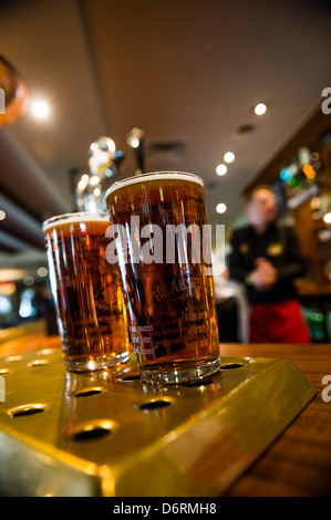 Deux pintes de bière pression, de vraie bière sur le bar dans un pub Marstons UK Banque D'Images