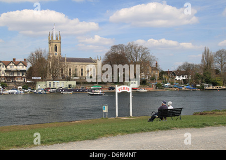 Ferry, Bell Inn et l'église St Mary, Hampton, East Molesey, Surrey, Angleterre, Grande-Bretagne, Royaume-Uni, UK, Europe Banque D'Images