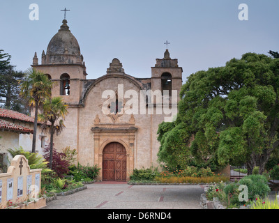 Crépuscule à la Mission San Carlos Borromeo del Rio Carmelo à Carmel, Californie Banque D'Images