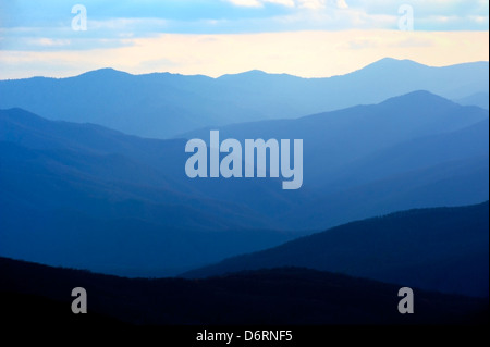 Blue Ridge Mountain coucher de soleil, ciel voilé, Blue Mountains, patch Max Smoky Mountains Banque D'Images