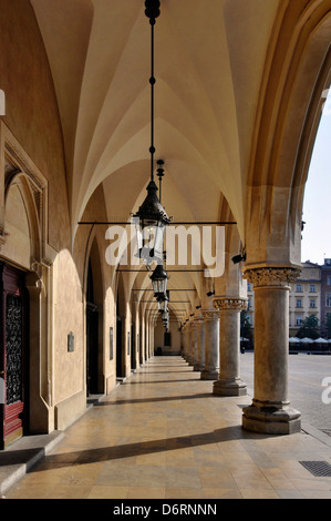 Les arcades gothiques de Sukiennice (Halle aux draps, les tabliers' Hall) sur la place du marché principale de Cracovie, Pologne Banque D'Images