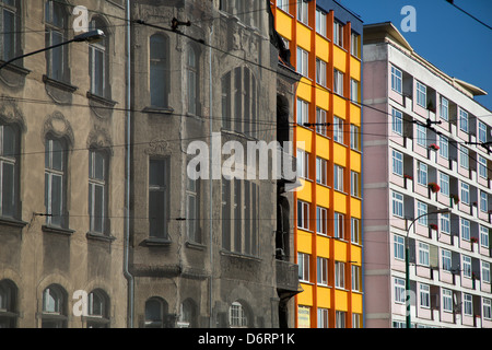 Poznan, Pologne, à côté d'un vieux bâtiments non rénovées des années 60 Banque D'Images