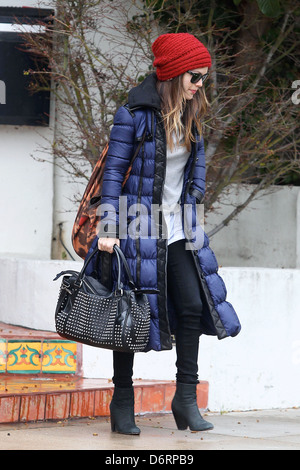 Rachel Bilson quitte sa maison portant un Beanie Hat veste matelassée bleu et Los Angeles, Californie - 19.02.11 Banque D'Images