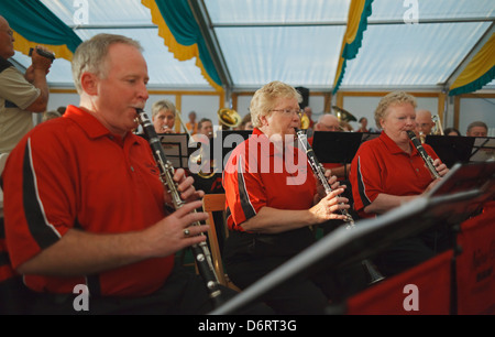 Holdorf, Allemagne, qui Schuetzenfest Meire Grove band en visite de Meire Grove, USA, joue sur Banque D'Images