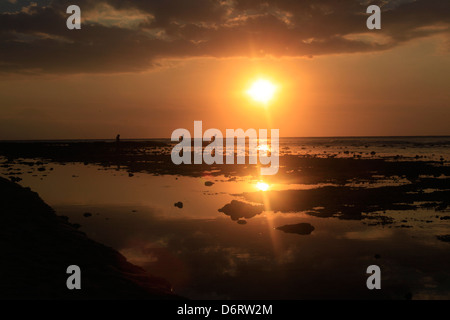 Un spectaculaire coucher du soleil est vu de Gili Trawangan en regardant vers Bali, Indonésie Banque D'Images