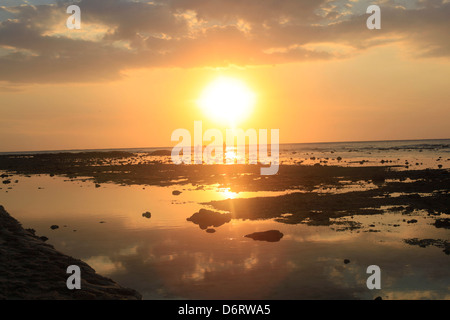 Un spectaculaire coucher du soleil est vu de Gili Trawangan en regardant vers Bali, Indonésie Banque D'Images