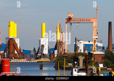 L'Emden, Allemagne, donnant sur la mer du Nord SIAG travaille avec fondations d'éoliennes offshore Banque D'Images