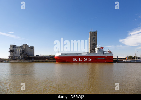 L'Emden, Allemagne, l'autoroute de l'Ems, une voiture de service, dans l'avant-port d'Emden Banque D'Images