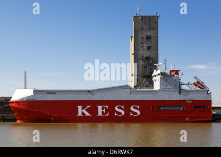 L'Emden, Allemagne, l'autoroute de l'Ems, une voiture de service, dans l'avant-port d'Emden Banque D'Images