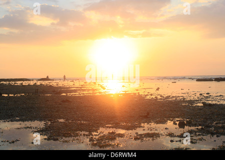 Un spectaculaire coucher du soleil est vu de Gili Trawangan en regardant vers Bali, Indonésie Banque D'Images