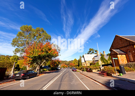 Cottage ancien sentier porte rue principale Clarendon Hills Adelaide South Australia les feuilles d'automne Banque D'Images