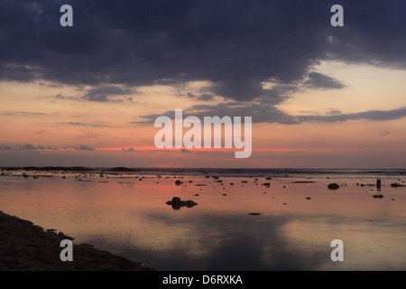 Un spectaculaire coucher du soleil est vu de Gili Trawangan en regardant vers Bali, Indonésie Banque D'Images