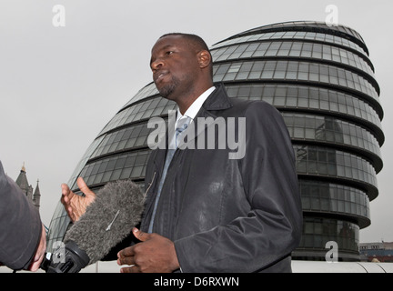 Duwane brooks à l'extérieur de l'hôtel de ville de Londres, avril 2012. libdem Brian Paddick annonce candidat à la mairie de son adjoint Banque D'Images