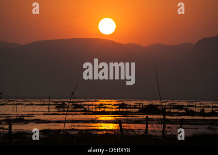 Coucher de soleil sur le lac Inle et Shan Taung Tan mountain, Nyaung Shwe, l'État de Shan, Myanmar (Birmanie), Banque D'Images