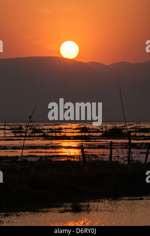 Coucher de soleil sur le lac Inle et Shan Taung Tan Mountain, Nyaung Shwe, l'État de Shan, Myanmar (Birmanie), Banque D'Images