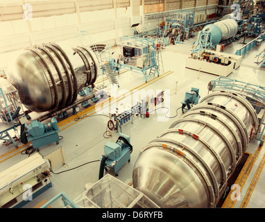 L'usine Convair/General Dynamics de 1990-1993 a connu des progrès dans l'ingénierie aérospatiale et les systèmes militaires. La collection de vieilles estampes et de visualisations offre un regard détaillé sur le travail de l’entreprise durant cette période, en particulier dans le domaine de la technologie aérospatiale. Banque D'Images