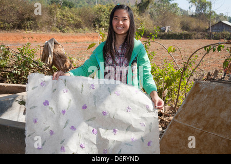 Woman holding paper qu'elle a faite à un atelier de fabrication de papier, Heho, près de Yangon, Myanmar (Birmanie), Banque D'Images