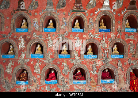 Mur à Shwe Yan Pyay Monastère, également connu sous le nom de Monastère Shwe Yaunghwe, Nyaung Shwe, l'État de Shan, Myanmar (Birmanie), Banque D'Images