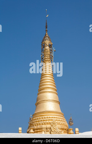 Stupa, Monastère Shwe Yan Pyay, également connu sous le nom de Monastère Shwe Yaunghwe, Nyaung Shwe, l'État de Shan, Myanmar (Birmanie), Banque D'Images