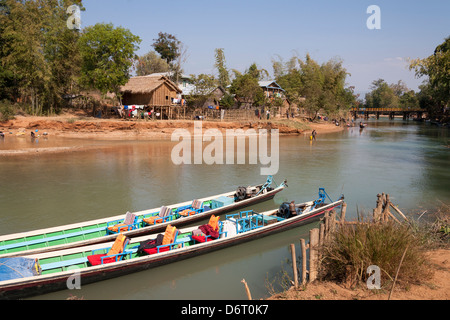 Maisons à côté d'un affluent du lac Inle, près de Nyaung Ohak Indein et villages, l'État de Shan, Myanmar (Birmanie), Banque D'Images