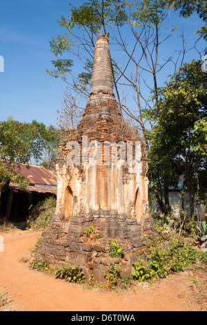 L'un des nombreux stupas à la pagode Shwe Indein, Indein, l'État de Shan, Myanmar (Birmanie), Banque D'Images