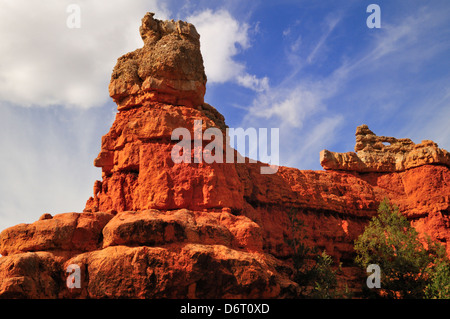 Les cheminées et une arche à Red Canyon, Utah Banque D'Images