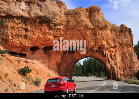 Car l'approche d'un tunnel à Red Canyon, Utah Route 12 Banque D'Images