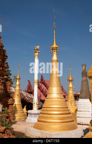 Certains des nombreux stupas à la pagode Shwe Indein, Indein, l'État de Shan, Myanmar (Birmanie), Banque D'Images