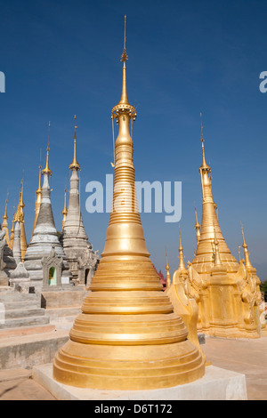 Certains des nombreux stupas à la pagode Shwe Indein, Indein, l'État de Shan, Myanmar (Birmanie), Banque D'Images