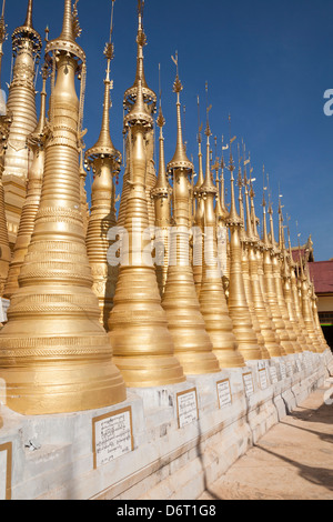 Certains des nombreux stupas d'or à la pagode Shwe Indein, Indein, l'État de Shan, Myanmar (Birmanie), Banque D'Images