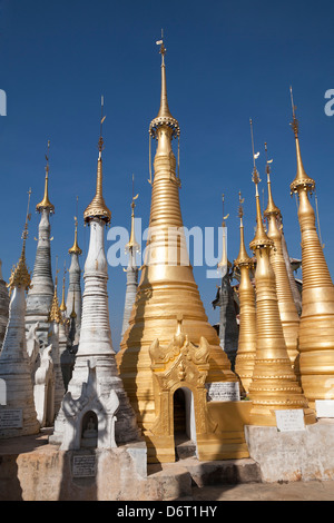 Certains des nombreux stupas d'or à la pagode Shwe Indein, Indein, l'État de Shan, Myanmar (Birmanie), Banque D'Images