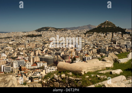 Athènes, Grèce, le 23 mars 2013 : une vue de la ville grecque d'Athènes à la recherche vers le mont Lycabette de l'Acropole. Banque D'Images