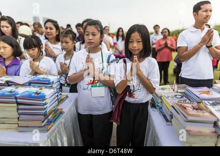 23 avril 2013 - Bangkok, Thaïlande - Les gens prient pendant l'ouverture de la cérémonie pour marquer Bangkok comme capitale mondiale du livre 2013. L'UNESCO a décerné le titre de Bangkok. Bangkok est la 13e ville d'assumer le titre de ''capitale mondiale du livre'', en remplacement de Yerevan, Arménie. Gouverneur de Bangkok Suhumbhand Paribatra annoncé des plans que l'Administration métropolitaine de Bangkok (BMA) a l'intention d'encourager la lecture chez les Thaïlandais. L'EMA s'exécute 37 bibliothèques publiques de la ville et a modernisé 14 d'entre eux. Il prévoit de construire plus de 10 bibliothèques publiques chaque année. Port Harcourt, Nigéria sera la prochaine Journée mondiale du livre Banque D'Images