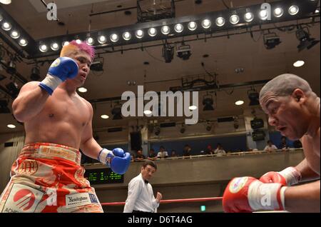 (L-R) Kyotaro Fujimoto (JPN), Fabrice Aurieng (FRA), le 17 avril 2013 - Boxe : Kyotaro Fujimoto du Japon renverse Fabrice Aurieng de France à la quatrième ronde au cours de la 8R heavyweight bout au Korakuen Hall de Tokyo, au Japon. (Photo par Hiroaki Yamaguchi/AFLO) Banque D'Images