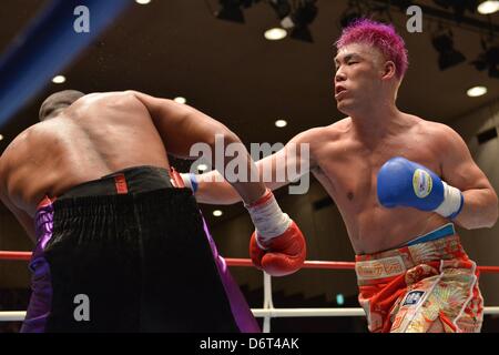 (R-L) Kyotaro Fujimoto (JPN), Fabrice Aurieng (FRA), le 17 avril 2013 - Boxe : Kyotaro Fujimoto du Japon hits Fabrice Aurieng de France à la quatrième ronde au cours de la 8R heavyweight bout au Korakuen Hall de Tokyo, au Japon. (Photo par Hiroaki Yamaguchi/AFLO) Banque D'Images