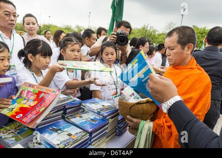 23 avril 2013 - Bangkok, Thaïlande - Thailandais place livres donnés à des projets d'alphabétisation thaïlandais en aumône des moines bols lors de la cérémonie d'ouverture à l'occasion de Bangkok comme capitale mondiale du livre 2013. L'UNESCO a décerné le titre de Bangkok. Bangkok est la 13e ville d'assumer le titre de ''capitale mondiale du livre'', en remplacement de Yerevan, Arménie. Gouverneur de Bangkok Suhumbhand Paribatra annoncé des plans que l'Administration métropolitaine de Bangkok (BMA) a l'intention d'encourager la lecture chez les Thaïlandais. L'EMA s'exécute 37 bibliothèques publiques de la ville et a modernisé 14 d'entre eux. Il prévoit de construire plus de 10 bibliothèques publiques Banque D'Images