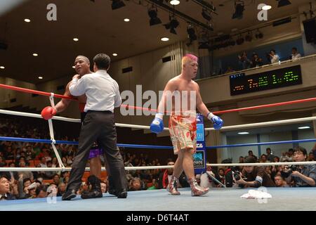 Kyotaro Fujimoto (JPN), Fabrice Aurieng (FRA), le 17 avril 2013 - Boxe : l'arbitre arrête le combat dans le septième tour au cours de la 8R heavyweight bout entre Kyotaro Fujimoto (R) du Japon hits Fabrice Aurieng de France au Korakuen Hall de Tokyo, au Japon. (Photo par Hiroaki Yamaguchi/AFLO) Banque D'Images