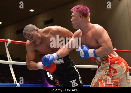 (R-L) Kyotaro Fujimoto (JPN), Fabrice Aurieng (FRA), le 17 avril 2013 - Boxe : Kyotaro Fujimoto du Japon hits Fabrice Aurieng de France dans la septième série pendant la 8R heavyweight bout au Korakuen Hall de Tokyo, au Japon. (Photo par Hiroaki Yamaguchi/AFLO) Banque D'Images