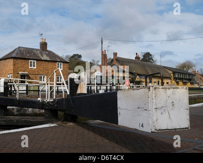 STOKE BRUERNE, NORTHAMPTONSHIRE, Royaume-Uni - 18 AVRIL 2013 : fermeture des écluses de la porte sur le canal de Grand Union Banque D'Images
