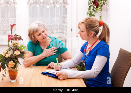 Jeune médecin senior et avoir une conversation Banque D'Images