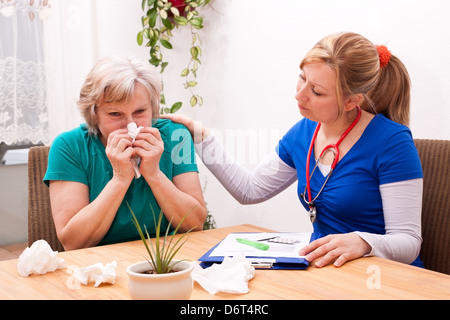 Médecin Senior avec l'ill Banque D'Images