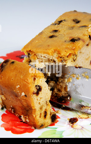 Sultana biscuit sur une plaque avec un couteau à gâteau. Banque D'Images