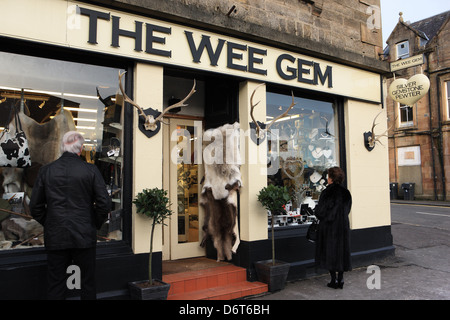 Les personnes à la recherche de la fenêtre de la WEE Gem Shop tourisme dans le village écossais de Callander et bijoux en cuir vente de marchandises Banque D'Images