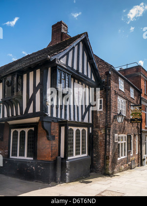 CHESTERFIELD, DERBYSHIRE, Royaume-Uni - 18 AVRIL 2013 : joli bâtiment à colombages et pub Royal Oak Banque D'Images