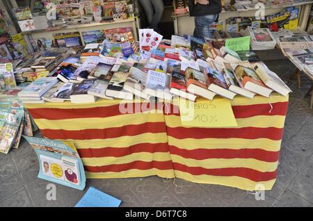 Barcelone, Espagne. 23 avril, 2013. La célébration de Saint George est un des festivals les plus importants de la Catalogne et de Barcelone. La tradition veut donner les roses pour les femmes et des livres pour les hommes, mais ces derniers temps donnés à la fois pour l'autre. C'est aussi le jour de l'amour en Catalogne et le jour où Cervantes et Shakespeare est mort. Banque D'Images