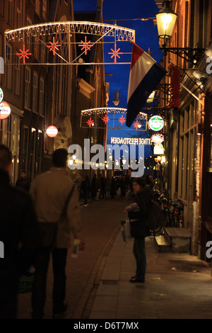 Décorations de Noël dans les rues de la côté du quartier rouge d'Amsterdam Banque D'Images