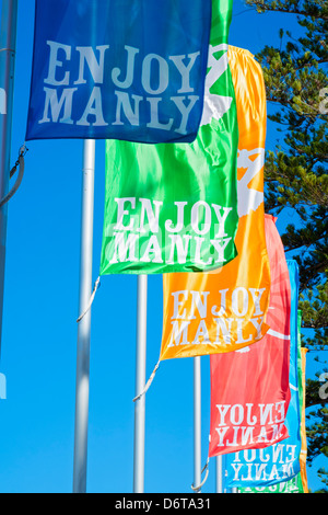 Drapeaux colorés volant à Manly Beach en Australie Banque D'Images