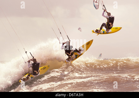 Séquence d'un kitesurfer sautant une vague. Tarifa, Costa de la Luz, Cadix, Andalousie, Espagne, Europe. Banque D'Images